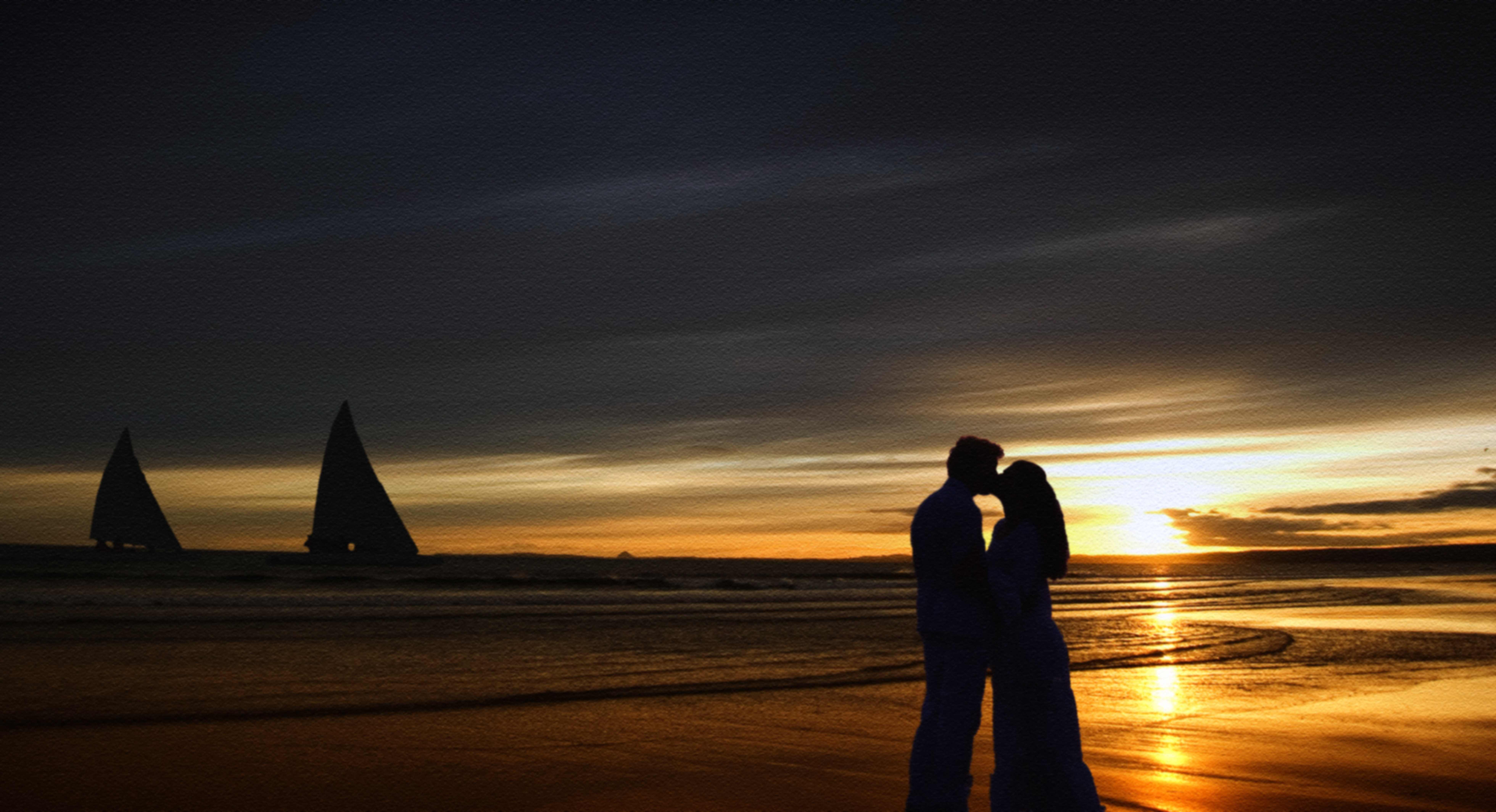 海边浪漫情侣接吻唯美风景桌面壁纸-壁纸图片大全