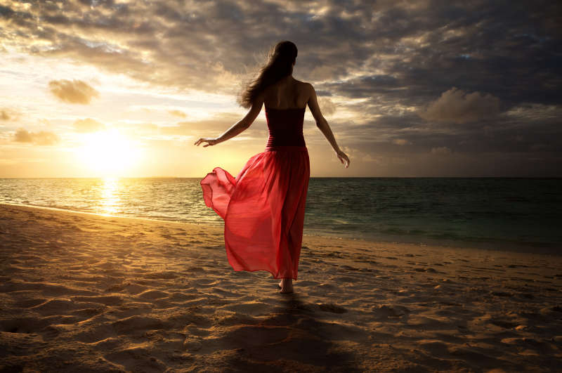唯美的海边夕阳沙滩女子背影jpg下载