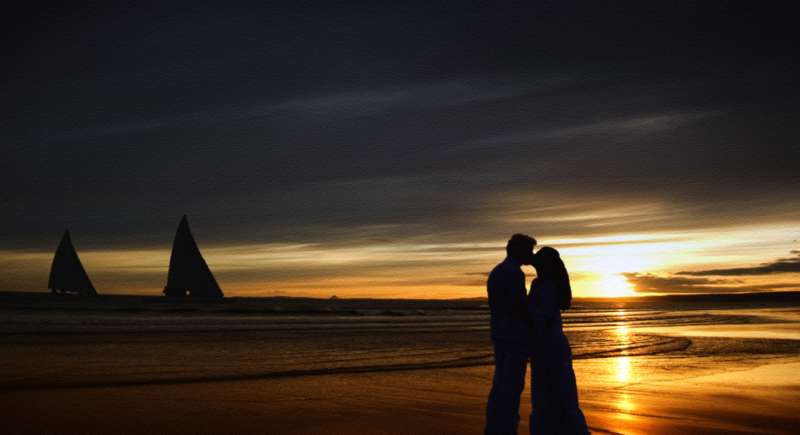 海边夕阳下接吻情侣高清图片下载