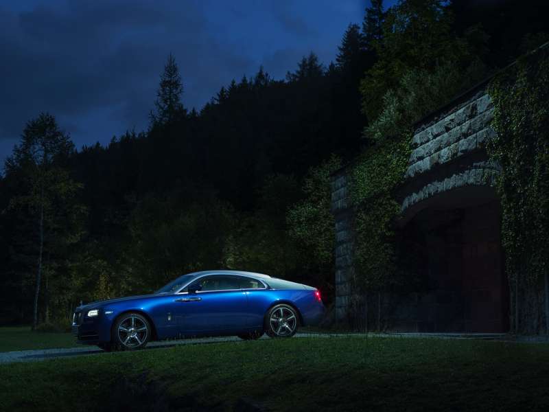 夜幕下的蓝色劳斯莱斯汽车高清图片下载