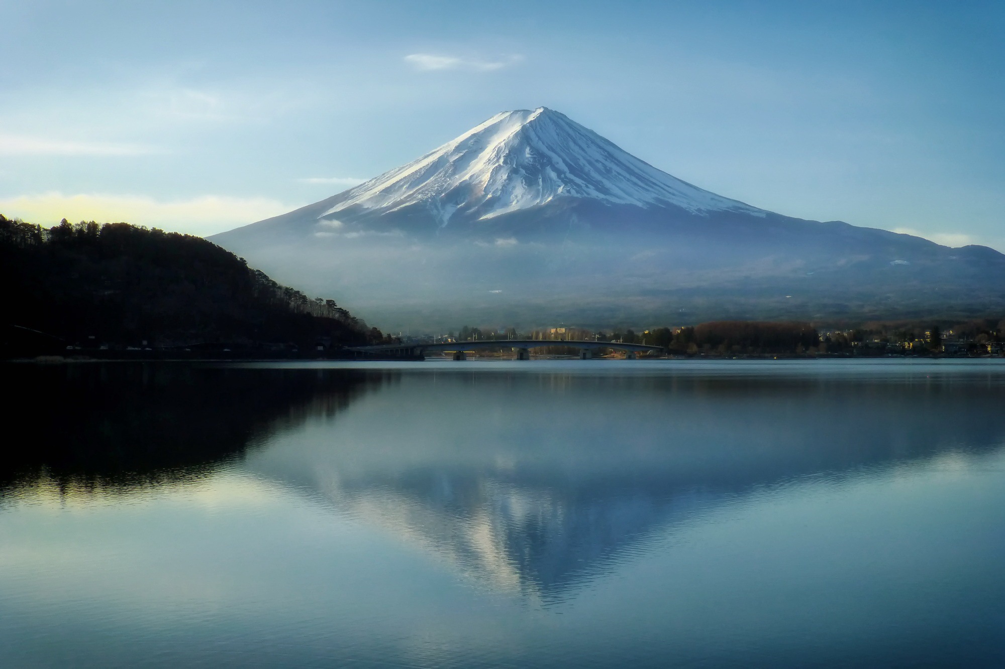 漂亮的日本富士山水中倒影高清圖片下載