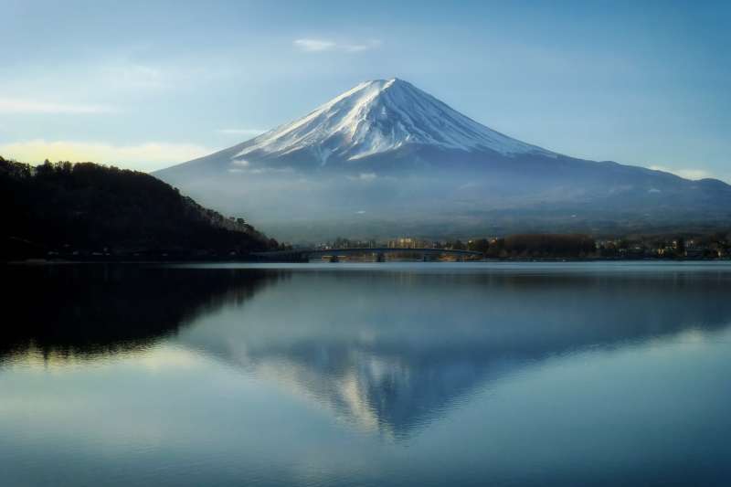 漂亮的日本富士山水中倒影高清图片下载