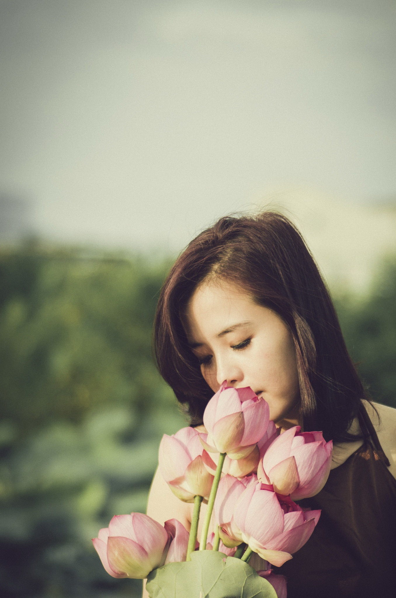 清純美女瞇眼聞花高清圖片下載