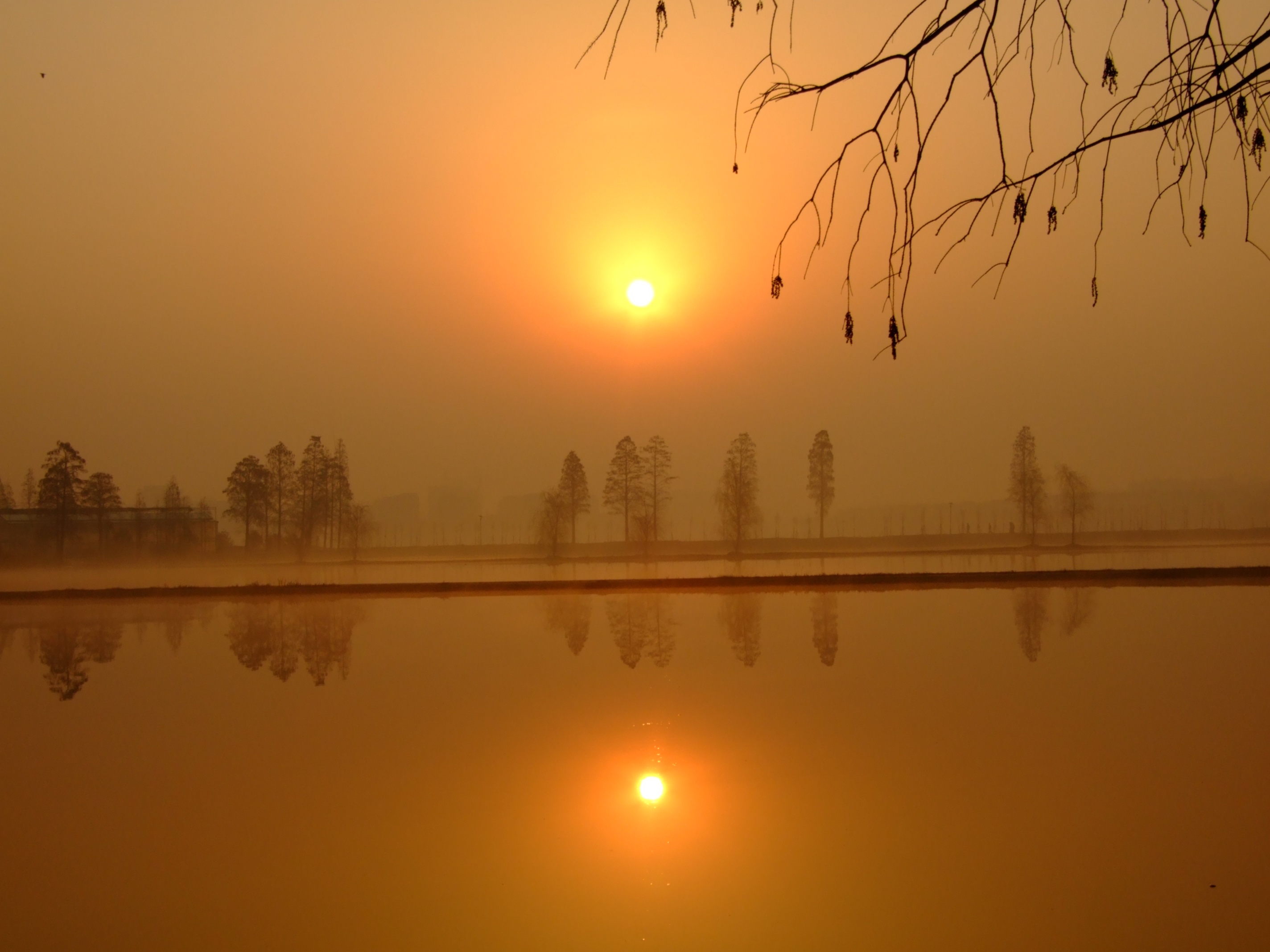 黃昏落日水面倒影風(fēng)景高清圖片下載