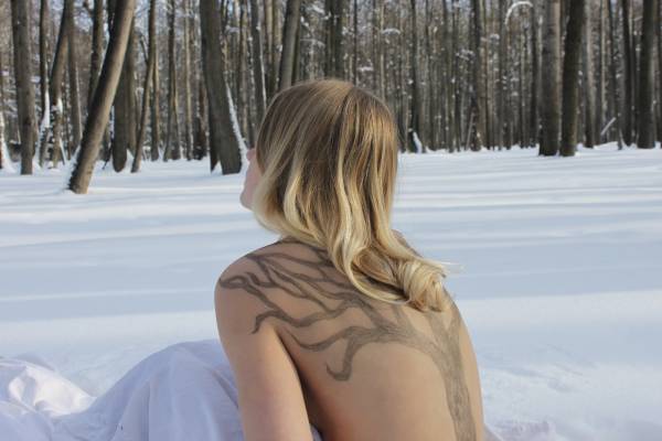 雪地里露背纹身美女半裸写真高清图片下载