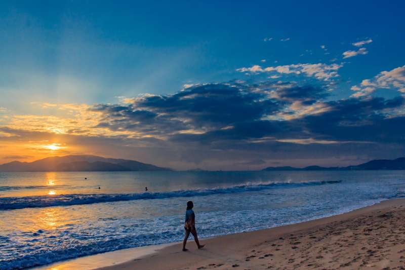 夕阳下一个人在海边沙滩散步高清图片下载