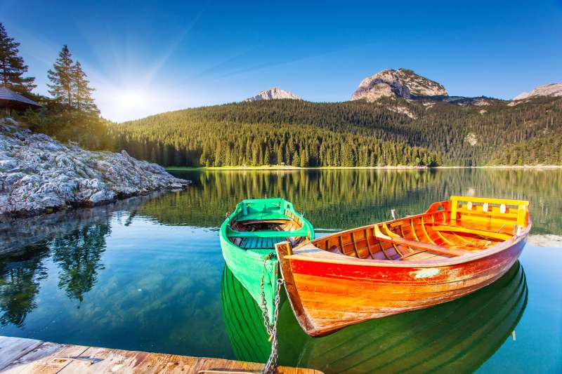 山峰湖泊上色彩斑斓木船高清图片下载