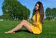坐在草地上的黄衣美腿美女高清图片下载