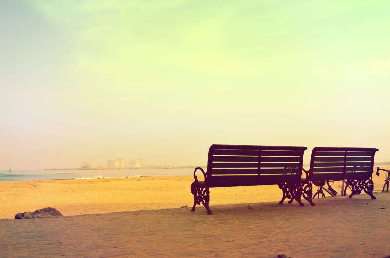 唯美沙滩海岸椅子高清图片下载