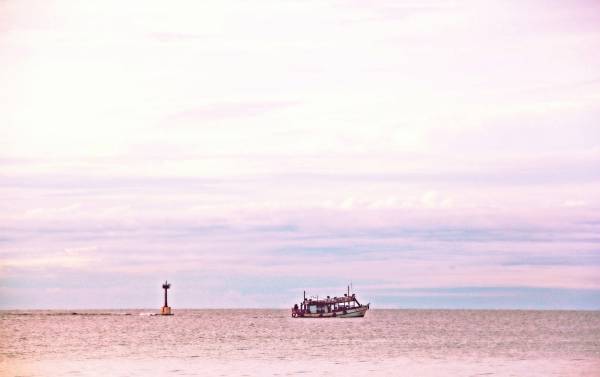 暖色调风景海上灯塔和海上渔船高清背景图片jpg下载