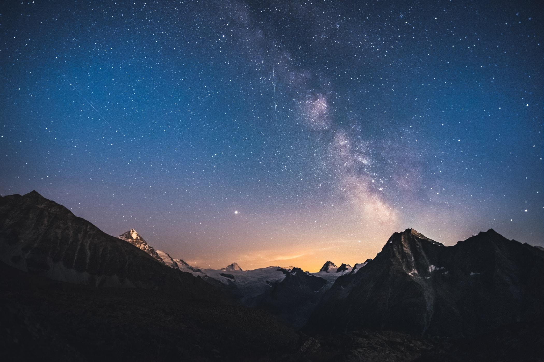 星空下的山峰背景圖片素材